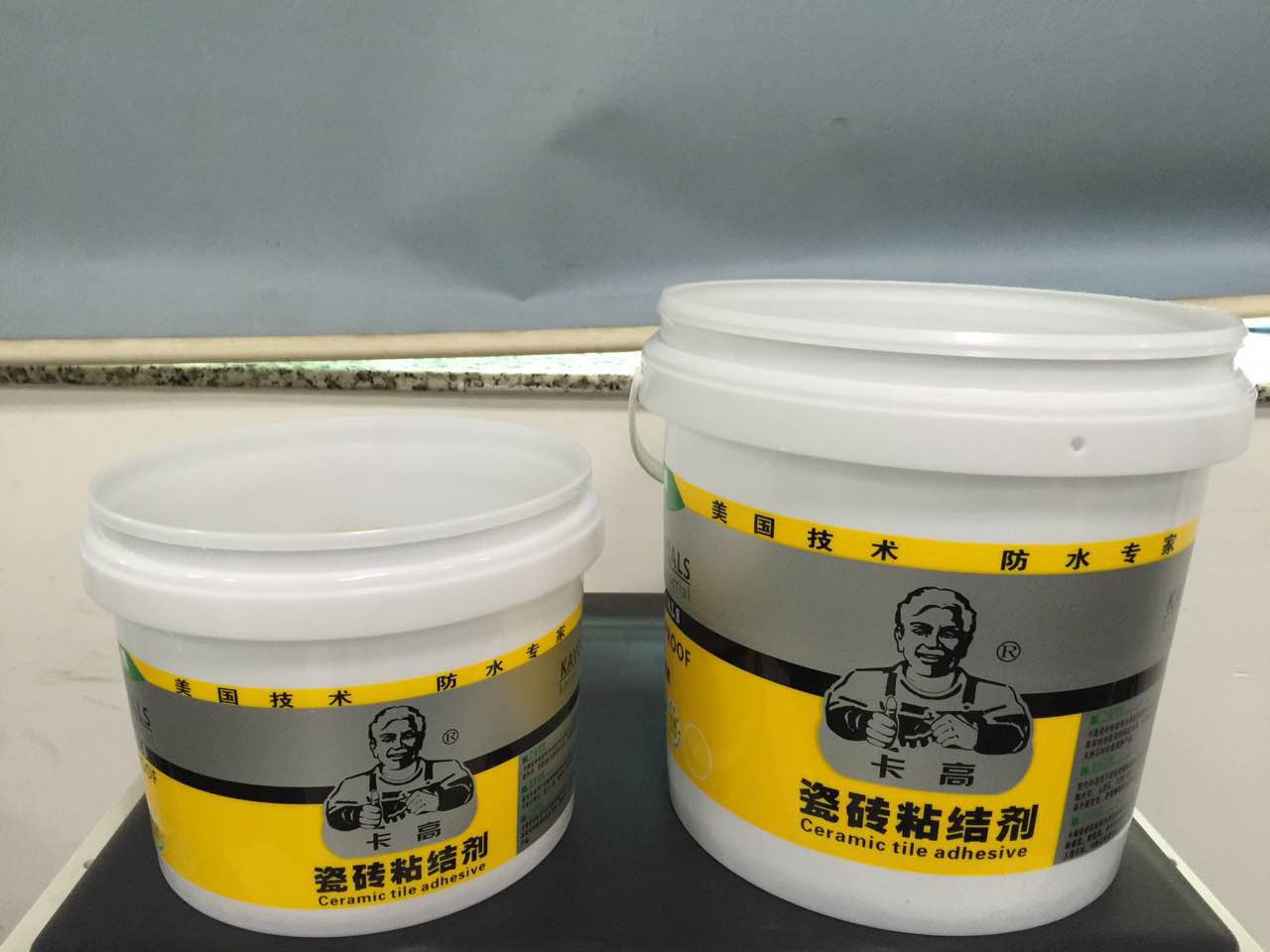 刚贴好的瓷砖就脱落，是瓷砖不好还是施工不对？